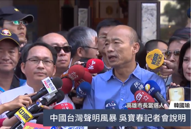 20181211-知名麵包師傅吳寶春昨日發聲明「身為中國人,是我的驕傲」遭網友斥責,高雄市長韓國瑜今(11)日下午陪同一起出席記者會。(圖截取自吳寶春臉書視頻) 20181211-知名麵包師傅吳寶春昨日發聲明「身為中國人,是我的驕傲」遭網友斥責,高雄市長韓國瑜今(11)日下午陪同一起出席記者會。(圖截取自吳寶春臉書視頻)