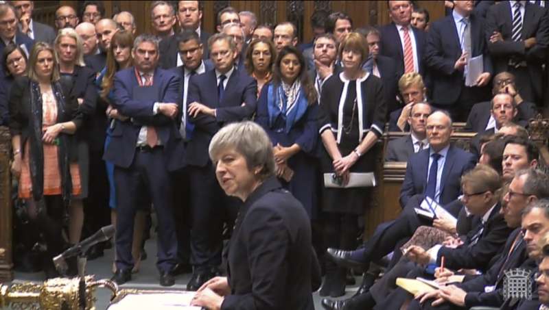 英國脫歐協議原訂11日在英國國會下議院表決,但該協議引起強烈反彈,首相梅伊眼看過關無望,10日緊急宣布延後表決,並對議員發表演說(美聯社) 英國脫歐協議原訂11日在英國國會下議院表決,但該協議引起強烈反彈,首相梅伊眼看過關無望,10日緊急宣布延後表決,並對議員發表演說(美聯社)