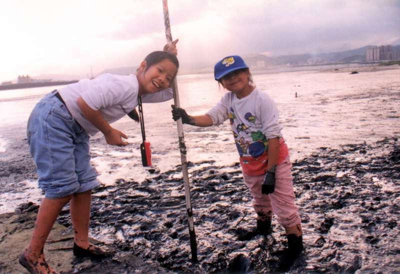 2000年11月,我與學生在社子島尾端探索濕地,孩子成為全世界最髒的小孩,卻也是玩得最開心的小孩。(圖/想想論壇提供) 2000年11月,我與學生在社子島尾端探索濕地,孩子成為全世界最髒的小孩,卻也是玩得最開心的小孩。(圖/想想論壇提供)