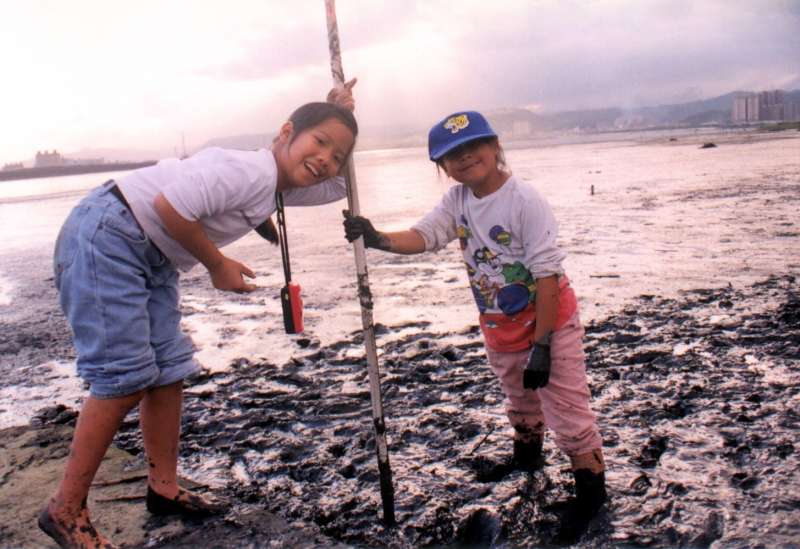 2000年11月，我與學生在社子島尾端探索濕地，孩子成為全世界最髒的小孩，卻也是玩得最開心的小孩。（圖／想想論壇提供）