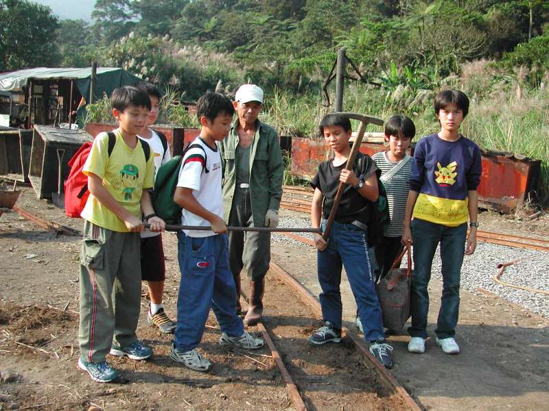 2002年9月,我的學生分組各自到達平溪旅行,沿途拍攝旅遊過程,這是老師沒有參與到的畫面。(圖/想想論壇提供) 2002年9月,我的學生分組各自到達平溪旅行,沿途拍攝旅遊過程,這是老師沒有參與到的畫面。(圖/想想論壇提供)