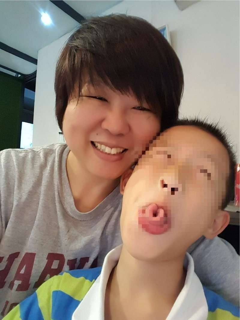 我曾經和老公重返育幼院,當時那對原住民兄弟還沒被領養到美國。(作者提供) 我曾經和老公重返育幼院,當時那對原住民兄弟還沒被領養到美國。(作者提供)