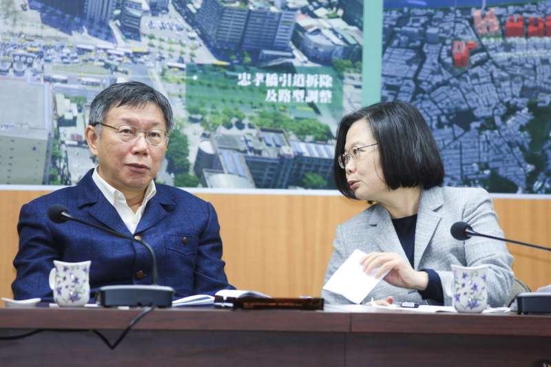 總統蔡英文13日下午2時將與台北市長柯文哲會面,在北門郵局召開「蔡柯會」,全程對外開放。圖為蔡英文與柯文哲傳紙條互動。(簡必丞攝) 總統蔡英文13日下午2時將與台北市長柯文哲會面,在北門郵局召開「蔡柯會」,全程對外開放。圖為蔡英文與柯文哲傳紙條互動。(簡必丞攝)