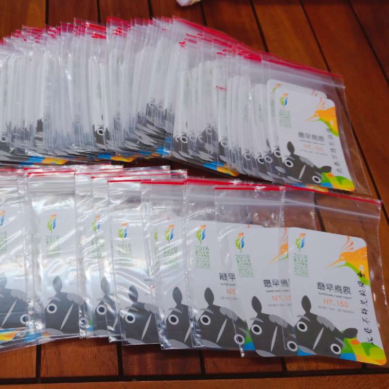 「我們真的很努力!」為了加深花博和卡林巴琴的聯想,鄭啟富還自費買了一千張花博早鳥票送給跟他買卡林巴琴的客人。截至目前也送掉超過一半的票券了。(圖/王芸軒攝) 「我們真的很努力!」為了加深花博和卡林巴琴的聯想,鄭啟富還自費買了一千張花博早鳥票送給跟他買卡林巴琴的客人。截至目前也送掉超過一半的票券了。(圖/王芸軒攝)