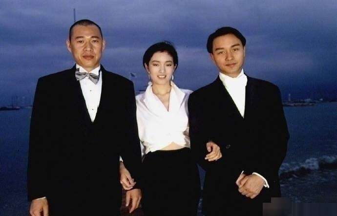 《霸王別姬》1993年參加坎城影展,(左起)張豐毅、鞏俐、張國榮。(取自微博) 《霸王別姬》1993年參加坎城影展,(左起)張豐毅、鞏俐、張國榮。(取自微博)