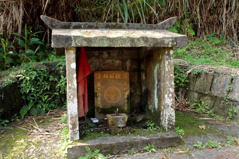 探幽亭前小小的土地公伯，默默守護著古道上的旅人。(圖／李義章攝)