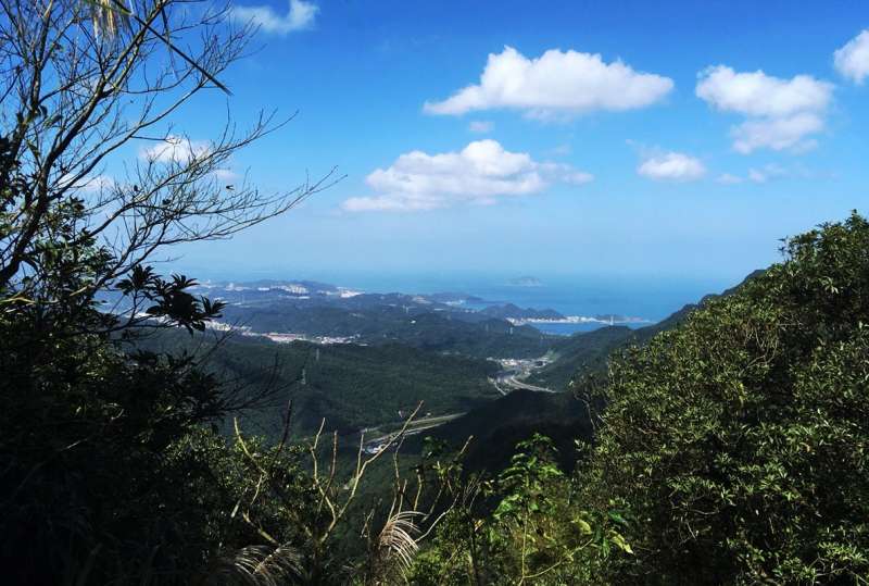 探幽亭上的絕佳展望,可遠眺基隆嶼與北濱風光。(圖/李義章攝) 探幽亭上的絕佳展望,可遠眺基隆嶼與北濱風光。(圖/李義章攝)
