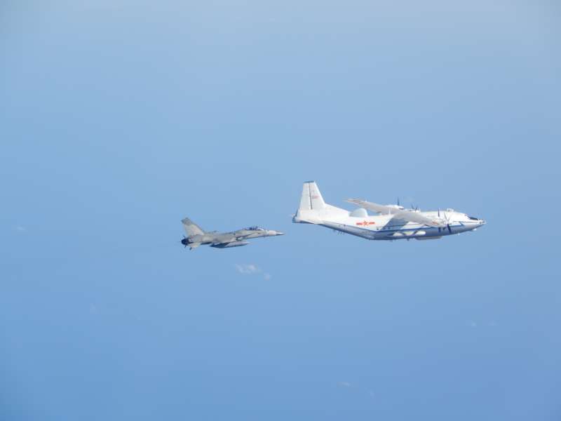 20181218-國防部18日下午發布新聞稿證實,共軍多架軍機、2艘作戰艦今接近我東南部海域屏東外海。圖為我IDF戰機伴飛共軍運8型機。(國防部提供) 20181218-國防部18日下午發布新聞稿證實,共軍多架軍機、2艘作戰艦今接近我東南部海域屏東外海。圖為我IDF戰機伴飛共軍運8型機。(國防部提供)