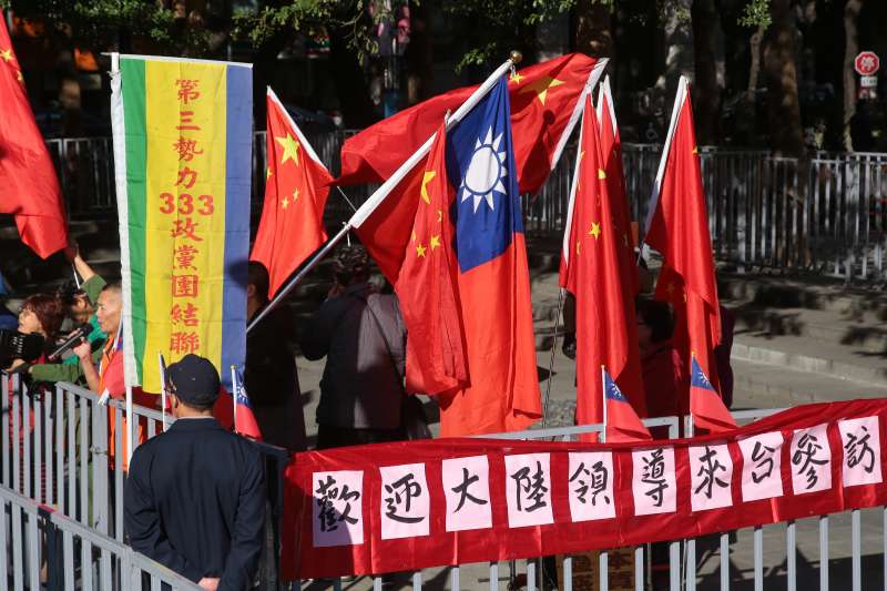 20181220-台北上海雙城論壇20日於晶華酒店舉行,統派於場外揮舞國旗及五星旗助陣。(顏麟宇攝) 20181220-台北上海雙城論壇20日於晶華酒店舉行,統派於場外揮舞國旗及五星旗助陣。(顏麟宇攝)