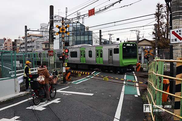 山手線唯一的一座平交道「第二中里踏切」，是日本鐵道迷朝聖的景點之一。（圖／想想論壇）