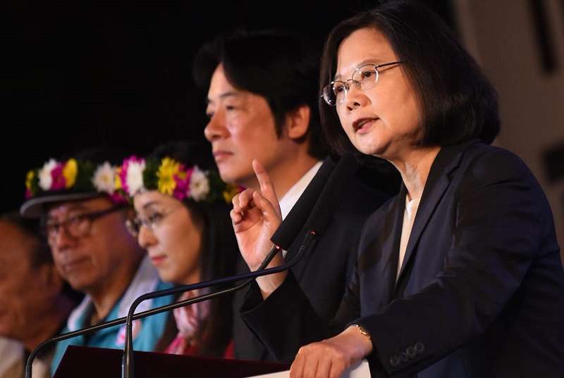 12月25日,新科縣市長宣誓就職,台灣翻了新頁,民進黨蔡政府賴內閣却還焦頭爛額地糾結於台大校長人事案。(蔡英文臉書) 12月25日,新科縣市長宣誓就職,台灣翻了新頁,民進黨蔡政府賴內閣却還焦頭爛額地糾結於台大校長人事案。(蔡英文臉書)