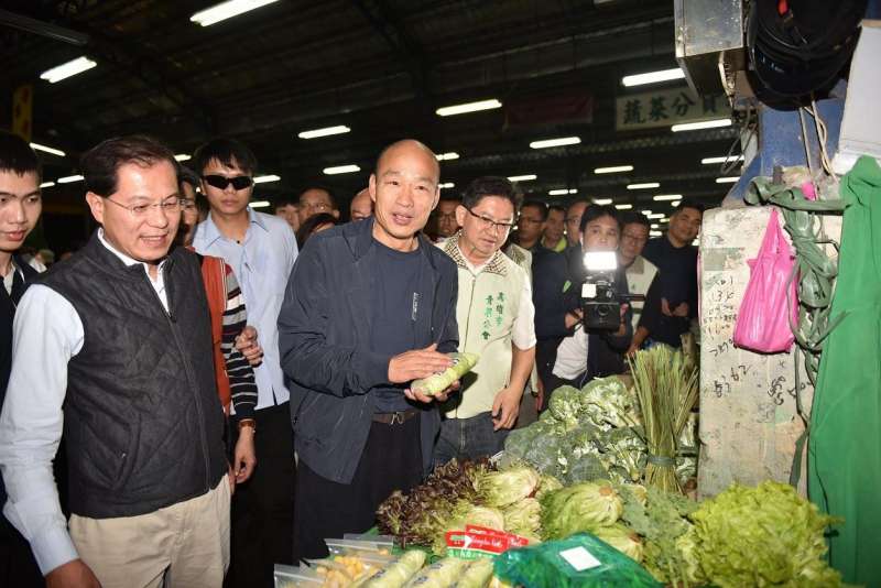 高雄市長韓國瑜延續前晚與十全果菜市場攤商的交流座談行程，實地視察果菜批發及拍賣情況。（圖／徐炳文攝）