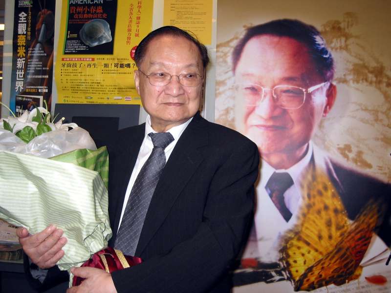 武俠小說大師金庸於2005年前往遠流出版社參觀新設的「遠流讀家書房」,並現場親題墨寶「文化清泉源遠 流長」為遠流30週年慶賀禮。(圖/文化+) 武俠小說大師金庸於2005年前往遠流出版社參觀新設的「遠流讀家書房」,並現場親題墨寶「文化清泉源遠 流長」為遠流30週年慶賀禮。(圖/文化+)