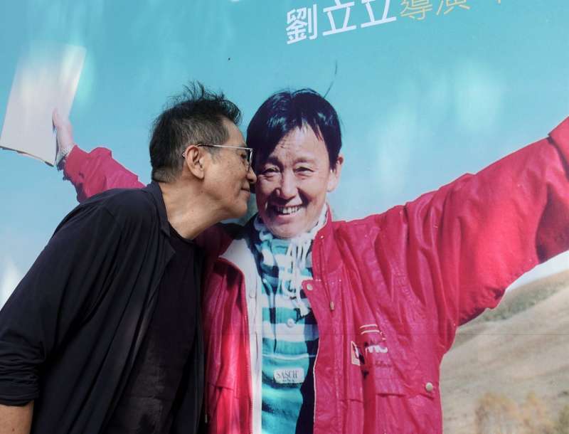劉立立的家屬在台北華山文創園區舉辦紀念回顧展,資深影星秦漢(黑衣)親臨現場追憶劉立立點滴,並輕吻劉立立人物看板,也對著看板上的劉立立照片說:「她的笑容永遠這麼開朗。」(圖/文化+) 劉立立的家屬在台北華山文創園區舉辦紀念回顧展,資深影星秦漢(黑衣)親臨現場追憶劉立立點滴,並輕吻劉立立人物看板,也對著看板上的劉立立照片說:「她的笑容永遠這麼開朗。」(圖/文化+)