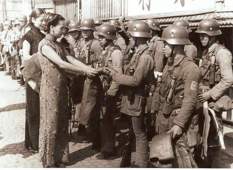 民國26年(1937年),上海各界慰勞國軍(德式)88師官兵。由於缺乏經費,因此國軍的德式師,只配備了輕武器,缺乏自動武器與重砲,基本上只勉強達到德軍1932年輕步兵師的標準。(作者提供) 民國26年(1937年),上海各界慰勞國軍(德式)88師官兵。由於缺乏經費,因此國軍的德式師,只配備了輕武器,缺乏自動武器與重砲,基本上只勉強達到德軍1932年輕步兵師的標準。(作者提供)