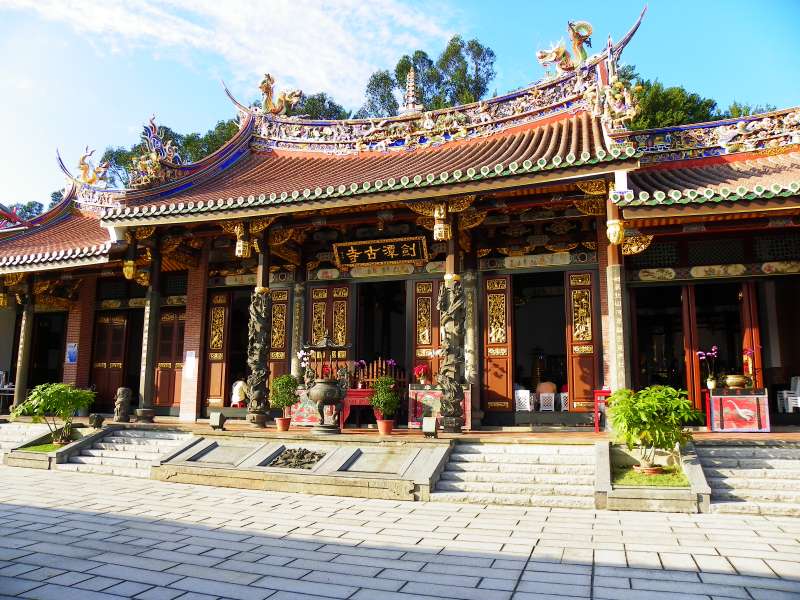 日治時代大正13年,辜顯榮出錢出力修建位於圓山飯店下的「劍潭古寺」,1937年古寺遷移到現址大直北安路,辜家將觀世音移置偏殿與池邊,主殿改奉釋迦牟尼。(取自玄史生@維基百科/CC BY-SA 3.0) 日治時代大正13年,辜顯榮出錢出力修建位於圓山飯店下的「劍潭古寺」,1937年古寺遷移到現址大直北安路,辜家將觀世音移置偏殿與池邊,主殿改奉釋迦牟尼。(取自玄史生@維基百科/CC BY-SA 3.0)
