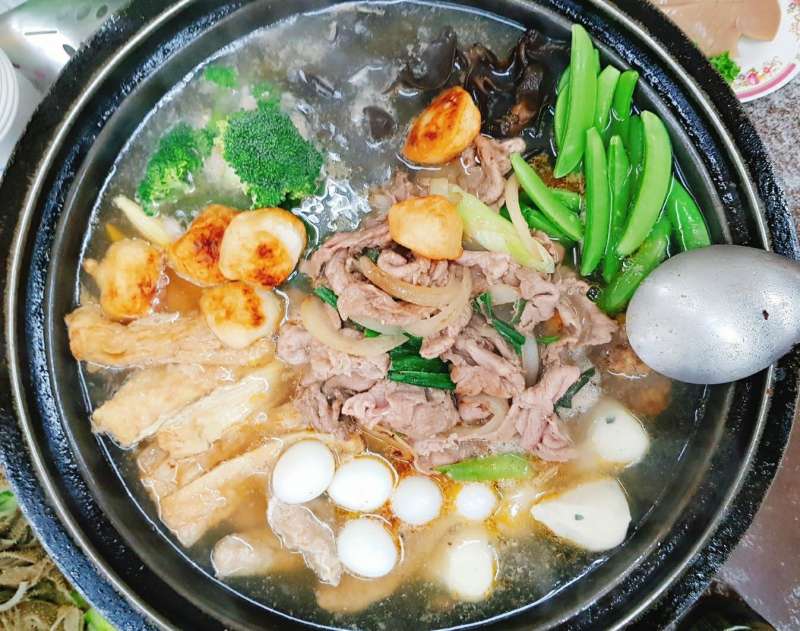 小紅莓石頭火鍋(圖/熱血史丹利大叔應援團@Facebook) 小紅莓石頭火鍋(圖/熱血史丹利大叔應援團@Facebook)