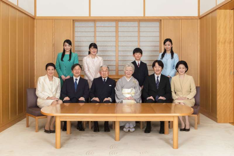 2019年1月1日,以日本明仁天皇(左三)為首的日本皇室拍攝新年全家福。(AP) 2019年1月1日,以日本明仁天皇(左三)為首的日本皇室拍攝新年全家福。(AP)