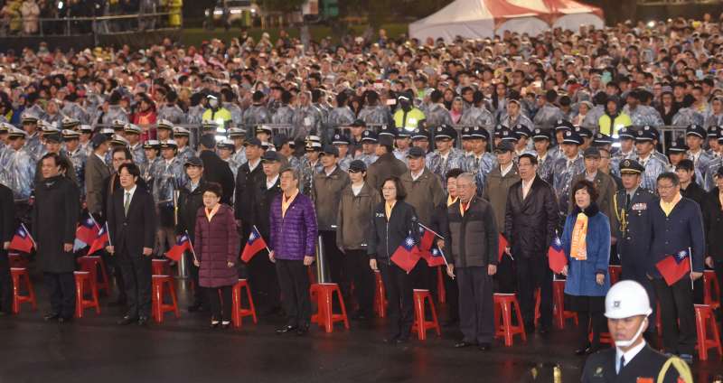 20190101-108年元旦升旗典禮於總統府前舉行，總統蔡英文和副總統陳建仁手持國旗領唱國歌。（台北市攝影記者聯誼會提供）