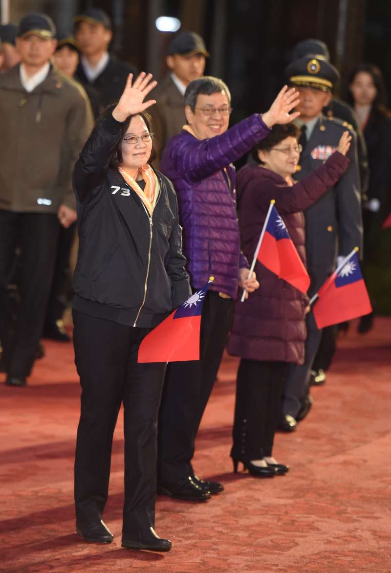 20190101-108年元旦升旗典禮於總統府前舉行,總統蔡英文和副總統陳建仁向民眾揮手致意。(台北市攝影記者聯誼會提供) 20190101-108年元旦升旗典禮於總統府前舉行,總統蔡英文和副總統陳建仁向民眾揮手致意。(台北市攝影記者聯誼會提供)