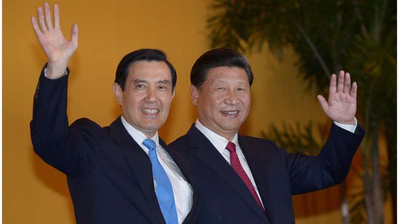 2015年,馬英九與習近平會面,標誌兩岸關係的其中一個重要時刻。(圖/BBC中文網) 2015年,馬英九與習近平會面,標誌兩岸關係的其中一個重要時刻。(圖/BBC中文網)
