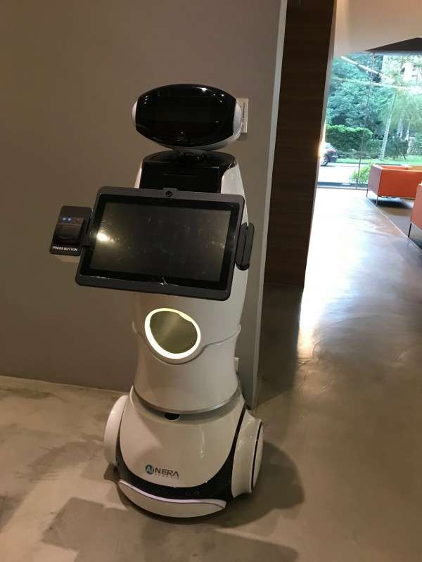 新時代機器人是金寶集團轉投資人工智慧機器人公司,2018年出貨600多台,定位是商用型機器人,在集團總部也可以看見。(圖/王郁倫,數位時代) 新時代機器人是金寶集團轉投資人工智慧機器人公司,2018年出貨600多台,定位是商用型機器人,在集團總部也可以看見。(圖/王郁倫,數位時代)
