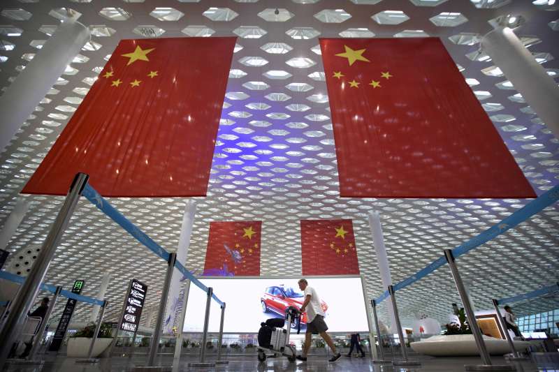 廣東省深圳寶安機場內掛滿大幅的五星旗。(AP) 廣東省深圳寶安機場內掛滿大幅的五星旗。(AP)