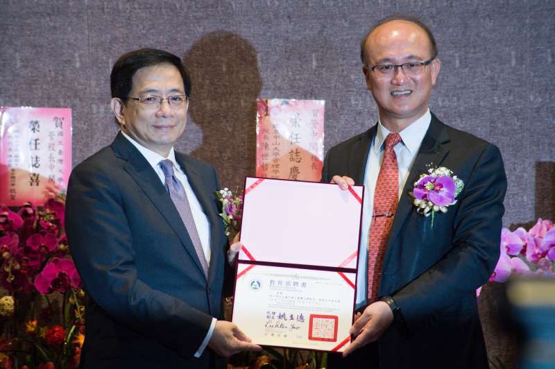20190108-台大校長當選人管中閔於8日上午舉行就職典禮,管中閔於教育部次長林騰蛟監交下,自代理校長郭大維手上接下信印,正式就任台大校長。(甘岱民攝) 20190108-台大校長當選人管中閔於8日上午舉行就職典禮,管中閔於教育部次長林騰蛟監交下,自代理校長郭大維手上接下信印,正式就任台大校長。(甘岱民攝)