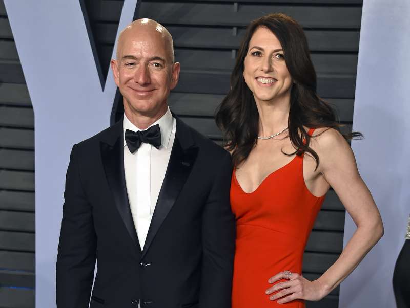 亞馬遜創辦人（Jeff Bezos）與妻子麥肯姬（MacKenzie Bezos），攝於2018年3月（AP）