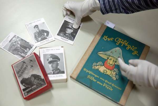德國慕尼黑拍賣行曾經拍賣的納粹兒童書籍及紙牌遊戲。(圖片由*CUP提供) 德國慕尼黑拍賣行曾經拍賣的納粹兒童書籍及紙牌遊戲。(圖片由*CUP提供)