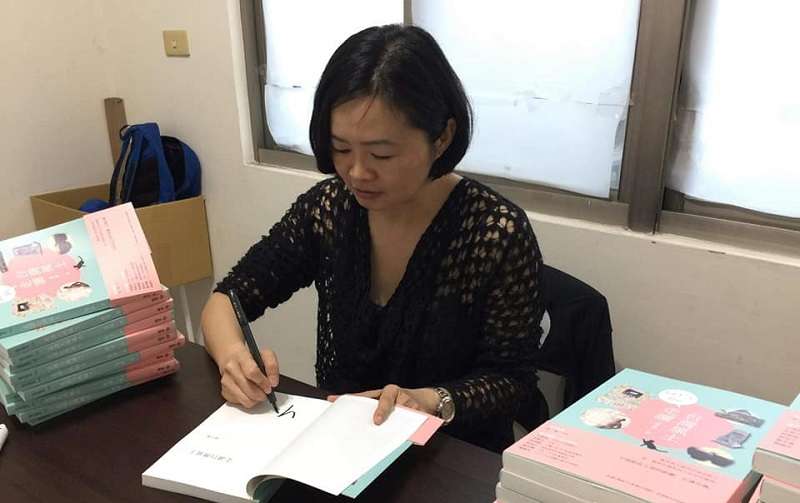 顏艾琳簽書。(臉書) 顏艾琳簽書。(臉書)