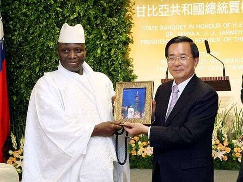 2007年12月甘比亞總統賈梅訪台,陳水扁總統熱情接特。(總統府) 2007年12月甘比亞總統賈梅訪台,陳水扁總統熱情接特。(總統府)
