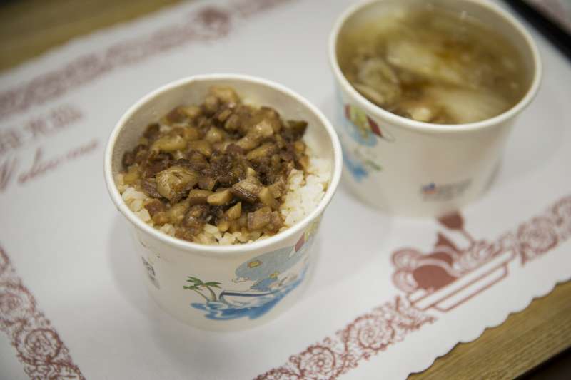 20190106_開會接近中午的時候,總統蔡英文特別準備魯肉飯(左)和肉羹(右),與行政院長蘇貞昌一起吃午餐。(總統府提供) 20190106_開會接近中午的時候,總統蔡英文特別準備魯肉飯(左)和肉羹(右),與行政院長蘇貞昌一起吃午餐。(總統府提供)