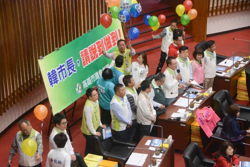 高雄市議會民進黨團質詢時，拿了汽球當道具，民進黨團議員韓賜村首題就是直球對決詢問「九二共識」。（圖／徐炳文攝）