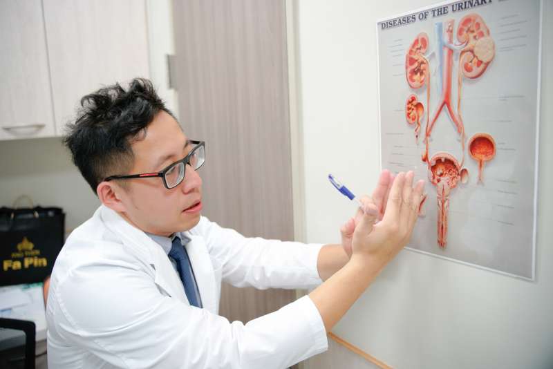 醫師李聖偉建議50歲以上男性如有解尿問題，可到泌尿科詢問檢查。（圖／中醫大新竹附醫提供）