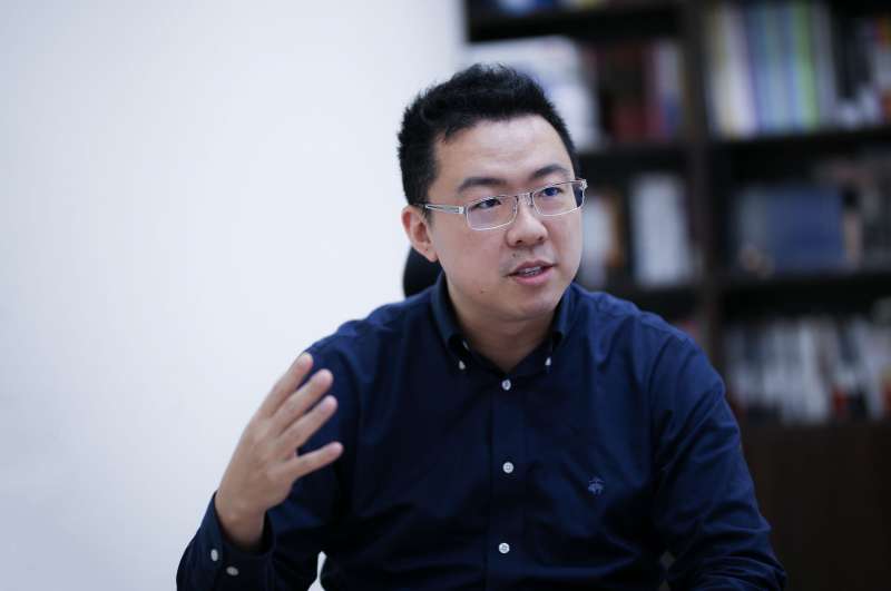 「我們在上訴訟法的時候,非常喜歡告訴同學說,我們其實不知道什麼是真相。」──交通大學科技法律研究所,金孟華副教授(圖/張語辰,研之有物) 「我們在上訴訟法的時候,非常喜歡告訴同學說,我們其實不知道什麼是真相。」──交通大學科技法律研究所,金孟華副教授(圖/張語辰,研之有物)