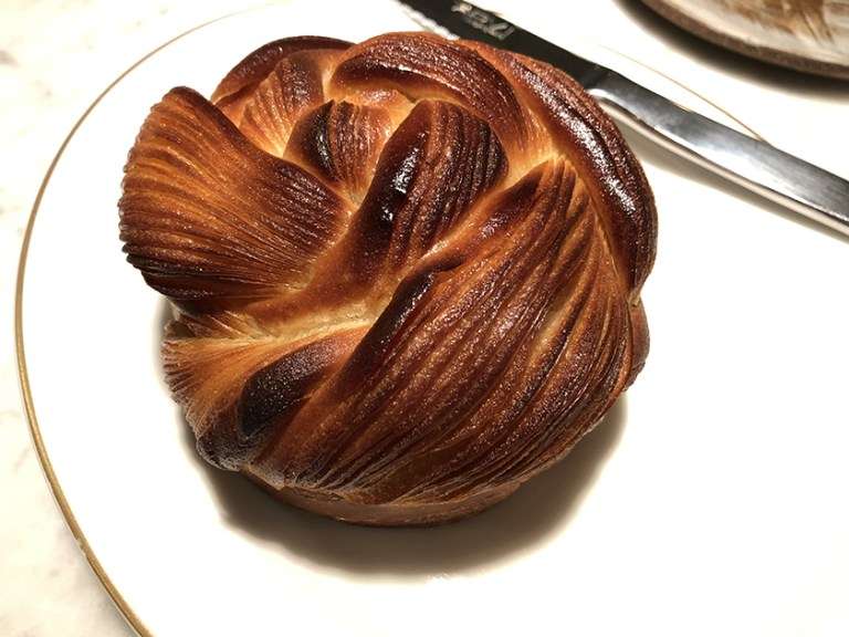 在米其林一星餐廳 Virtus 吃到的這顆 brioche 麵包,令人難忘。美味到讓人劃錯重點,這不是麵包店呀…(圖/作者提供) 在米其林一星餐廳 Virtus 吃到的這顆 brioche 麵包,令人難忘。美味到讓人劃錯重點,這不是麵包店呀…(圖/作者提供)