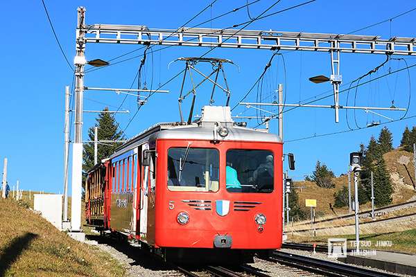 擔任包車的5號電車，後方的客車在夏季則改由蒸機牽引。（圖／想想論壇）