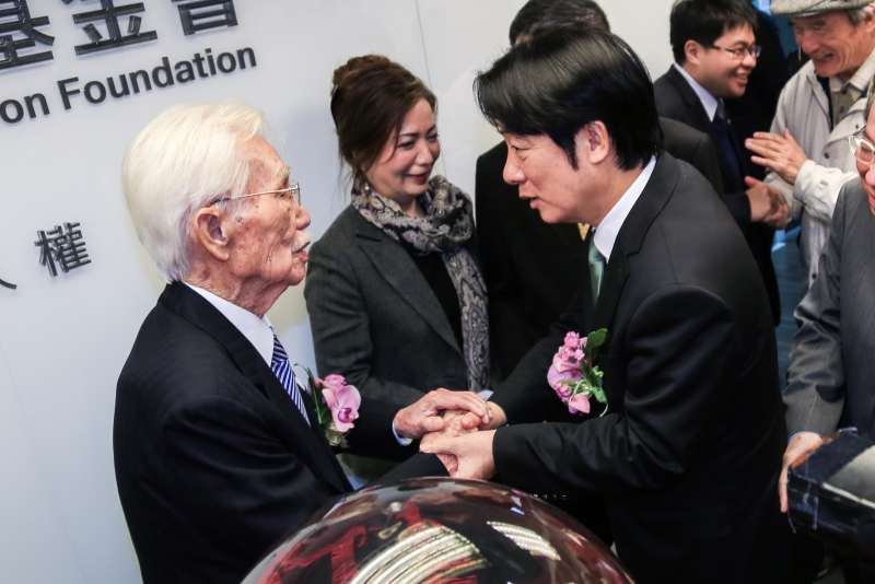 20190123-前行政院長賴清德23日出席台灣制憲基金會開幕式,結束時與辜寬敏董事長交談。(簡必丞攝) 20190123-前行政院長賴清德23日出席台灣制憲基金會開幕式,結束時與辜寬敏董事長交談。(簡必丞攝)