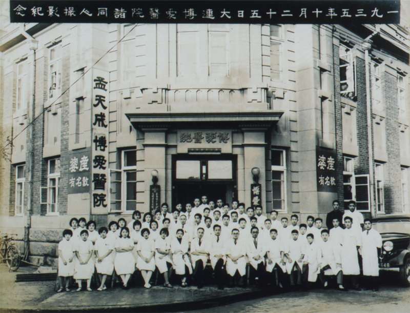 圖為 1935 年 10 月 25 日大連孟天成的博愛醫院同仁合影。孟天成是臺東廳卑南人，1904 年畢業於臺灣總督府醫學校，1914 年受滿鐵大連醫院院長尾見薰提拔，前往大連醫院就職。後開設博愛醫院，專治嗎啡、鴉片、花柳各症。（圖／臺史所檔案館數位典藏）