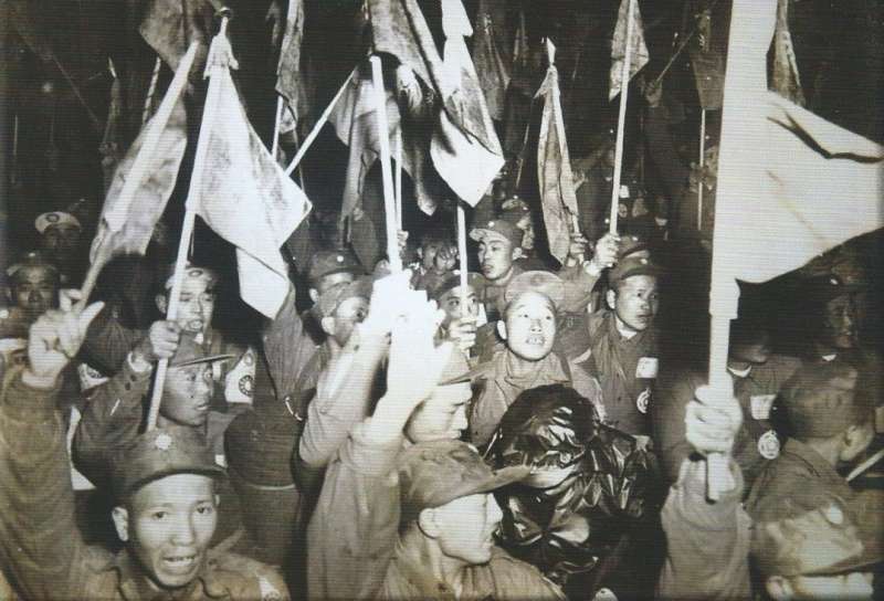 1954年（民國43年）1月27日，義士們由韓國搭船返抵基隆港，圖片來源：《抉擇──一萬四千名反共義士（輔導會／103.01.23出版／勒巴克顧問公司承印）》，作者賈忠偉提供