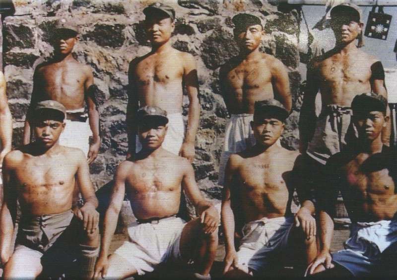 1953年(民國42年)義士們於南韓濟州島留影2,圖片來源:《抉擇──一萬四千名反共義士(輔導會/103.01.23出版/勒巴克顧問公司承印)》,作者賈忠偉提供 1953年(民國42年)義士們於南韓濟州島留影2,圖片來源:《抉擇──一萬四千名反共義士(輔導會/103.01.23出版/勒巴克顧問公司承印)》,作者賈忠偉提供