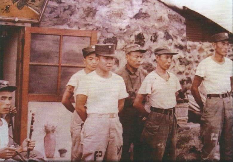 1953年(民國42年)義士們於南韓濟州島留影1,圖片來源:《抉擇──一萬四千名反共義士(輔導會/103.01.23出版/勒巴克顧問公司承印)》,作者賈忠偉提供 1953年(民國42年)義士們於南韓濟州島留影1,圖片來源:《抉擇──一萬四千名反共義士(輔導會/103.01.23出版/勒巴克顧問公司承印)》,作者賈忠偉提供