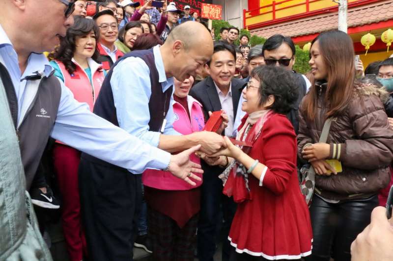 韓國瑜赴三民區玉皇宮(天公廟)參香祈福，現場發送1000個福袋給市民朋友。（圖／徐炳文攝）