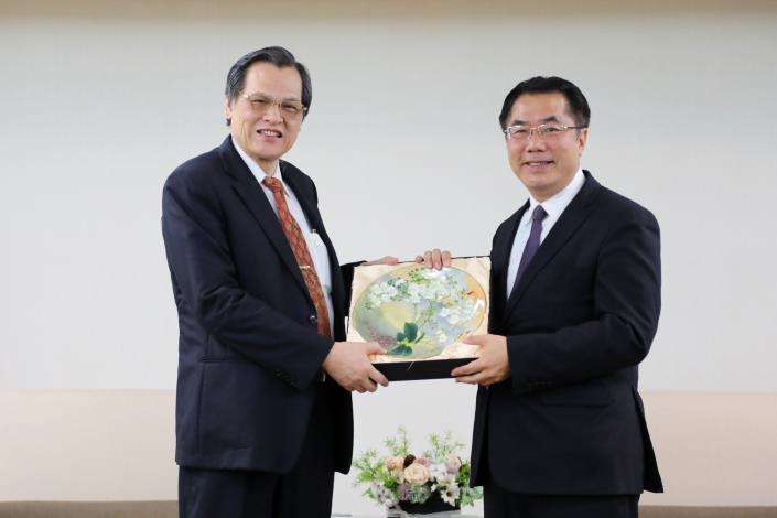 20190129_陸委會主委陳明通(左)今(29)日拜會台南市長黃偉哲(右)。(南市府提供) 20190129_陸委會主委陳明通(左)今(29)日拜會台南市長黃偉哲(右)。(南市府提供)
