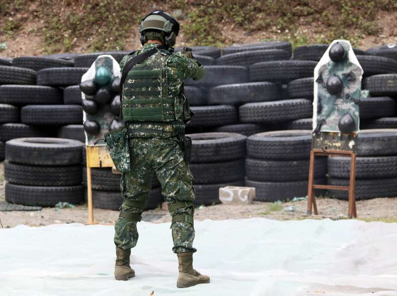 20190129-應用射擊以實彈方式實施,從手、步槍替換,到換彈匣、故障排除,實彈有助於人員適應強度,進而將動作內化成肌肉記憶。(蘇仲泓攝) 20190129-應用射擊以實彈方式實施,從手、步槍替換,到換彈匣、故障排除,實彈有助於人員適應強度,進而將動作內化成肌肉記憶。(蘇仲泓攝)
