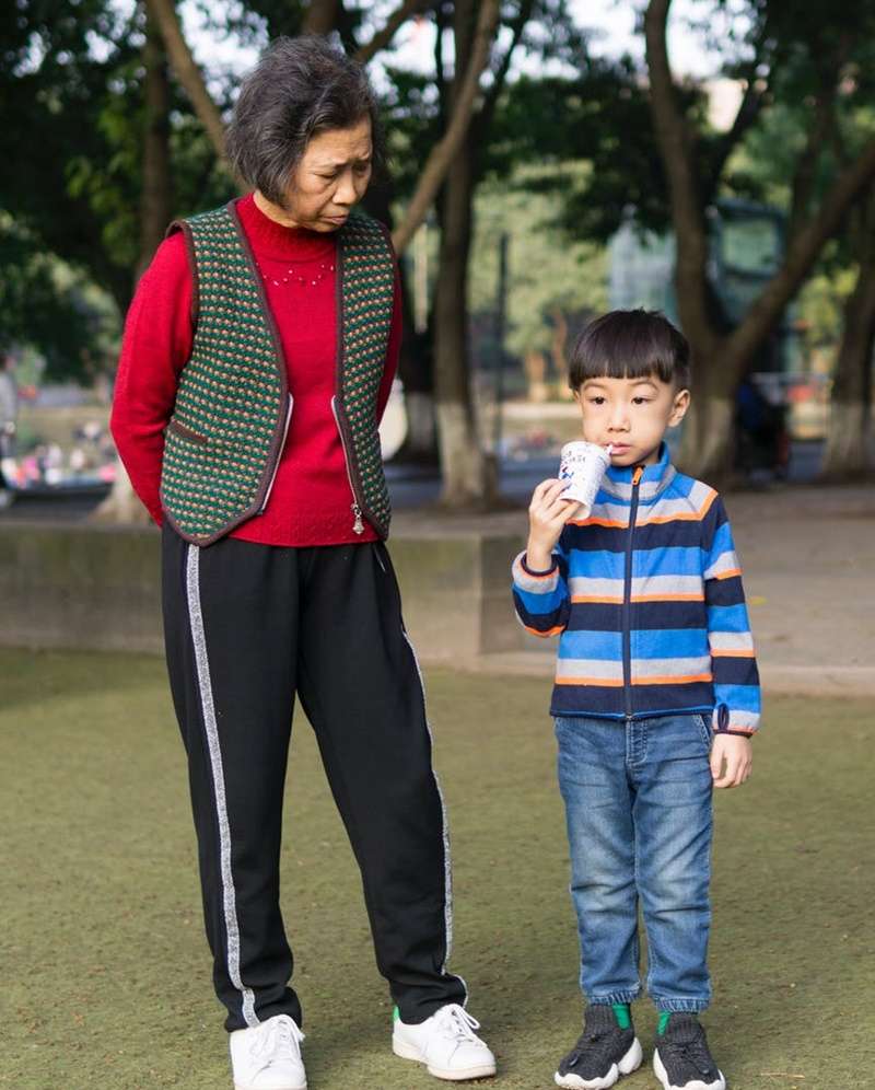 老人.小孩.阿嬤.孫子.買零食.擔心.疼孫子（圖/Pexels）https://www.pexels.com/photo/toddler-boy-standing-beside-woman-1722957/