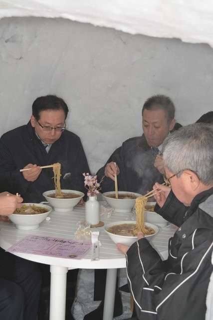 20190131-在雪屋內可以品嚐到外送的拉麵=攝於1月19日。(圖/潮日本提供) 20190131-在雪屋內可以品嚐到外送的拉麵=攝於1月19日。(圖/潮日本提供)
