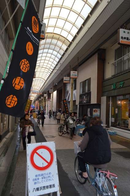 20190131-新町商店街致力於黑色商店街計畫=攝於1月8日。(圖/潮日本提供) 20190131-新町商店街致力於黑色商店街計畫=攝於1月8日。(圖/潮日本提供)
