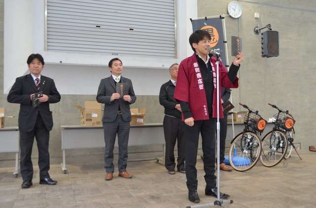 20190131-竹內伸行在開幕典禮上手持「黑名單」致詞=攝於1月8日。(圖/潮日本提供) 20190131-竹內伸行在開幕典禮上手持「黑名單」致詞=攝於1月8日。(圖/潮日本提供)
